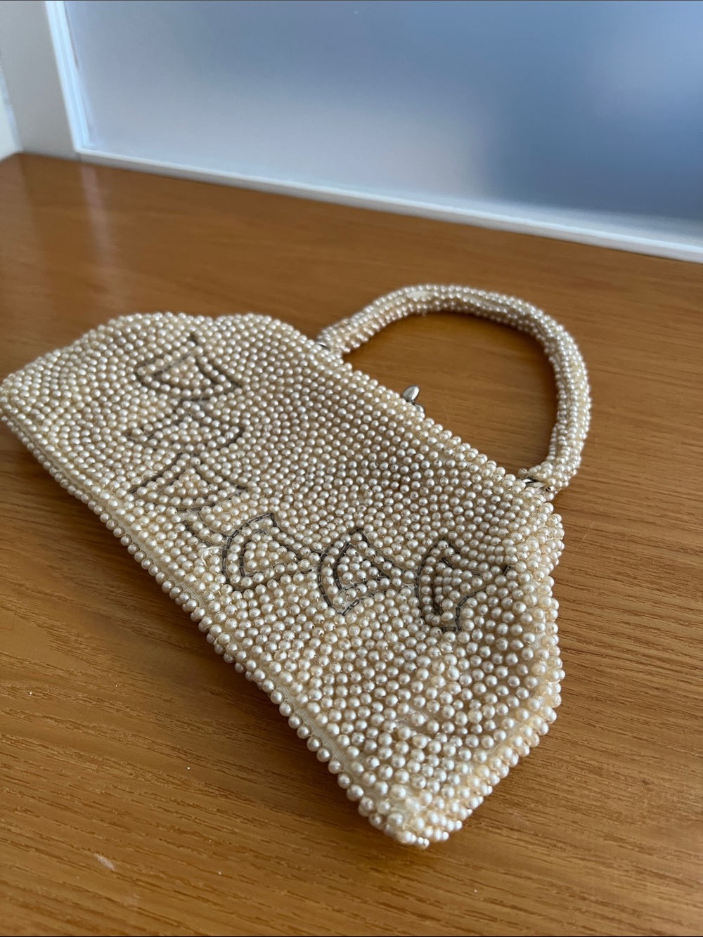 vintage 1950s ivory pearl beaded clutch purse with a kiss clasp closure